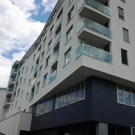 Halex Centrum Aupark 公寓